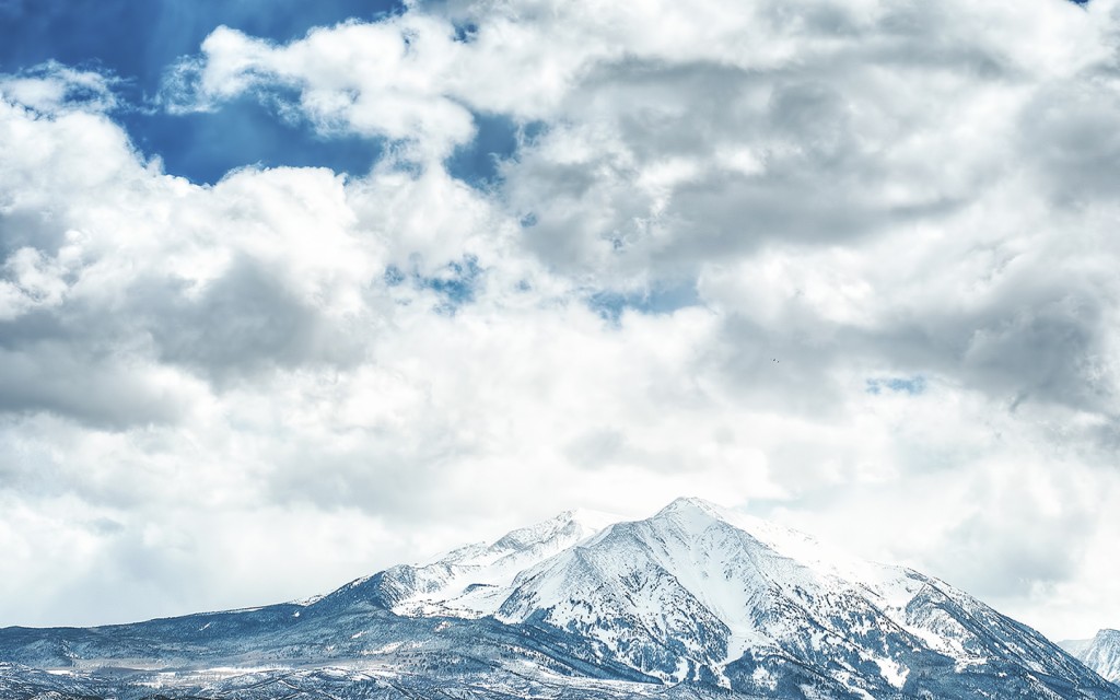 Snowy Mountain with Blue Sky Wallpaper